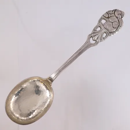 Anretningsskje Ekorn, håndhamret skjeskål, lengde 22,8cm, 830S Vekt: 104,4 g Kontakt Lånekontoret for frakt