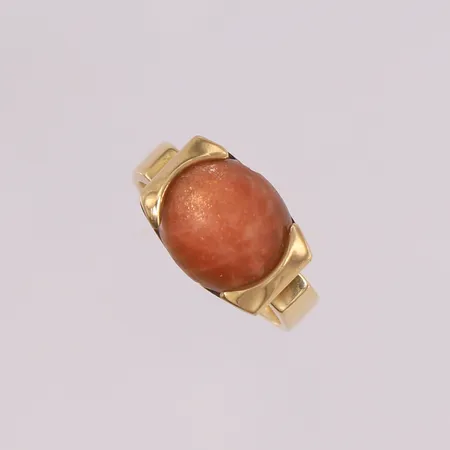 Ring med matt lys-brun sten, ø16,7mm, bredde 4,8- 10,5mm, noe løs sten, 14K Vekt: 6,5 g Kontakt Lånekontoret for frakt