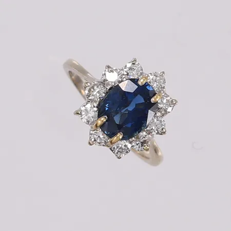 Ring med diamanter (10 x ca. 0,08ct) og safir, ø17,4mm, bredde 1,5- 15,1mm, 18K Vekt: 4,4 g Kontakt Lånekontoret for frakt
