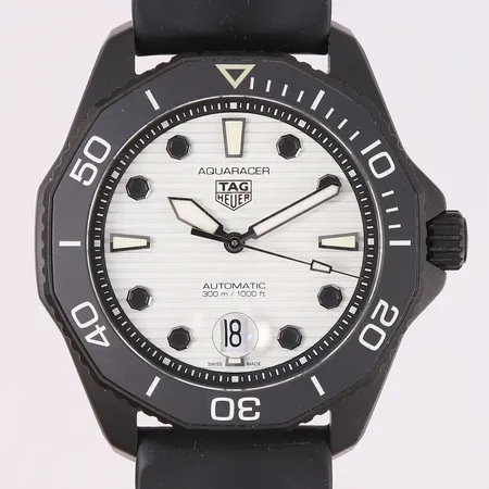 TAG Heuer Aquaracer Professional Diver 300M Night Diver, ref. WBP201D.FT6197, ø43mm, automatisk, stål, gummirem, hvit urskive, produsert år 2022, med boks, papirer og kvittering, ekstra gummirem medfølger Kontakt Lånekontoret for frakt