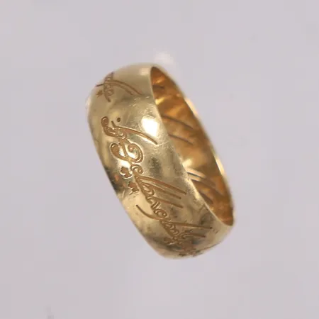 Ring "Lord of the Rings", ø18,7mm, bredde 7,9mm, gravering på Tolkiens skriftspråk Tengwar, 14K Vekt: 8,2 g Kontakt Lånekontoret for frakt