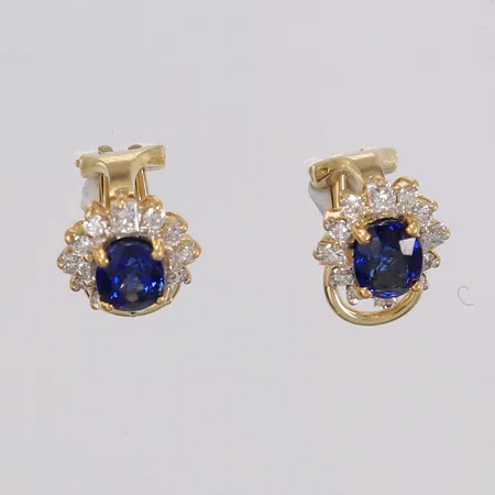 Ett par øredobber med diamanter (24 x ca. 0,02ct) og safirer, 12x10mm, med clips, 18K Vekt: 6,1 g Kontakt Lånekontoret for frakt