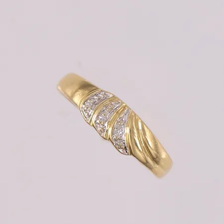 Ring med 3 diamanter (totalt 0,02ct iht. gravering), to-farget, ø17,2mm, bredde 1,7- 5,4mm, 14K Vekt: 1,5 g