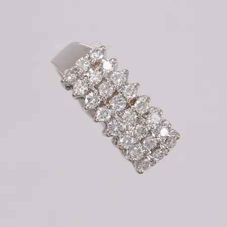 Ring med diamanter (24 x ca 0,03ct), ø17,2mm, bredde 3,1- 8,5mm, hvitt gull, noe slitt rhodinering, 18K Vekt: 5,9 g Kontakt Lånekontoret for frakt