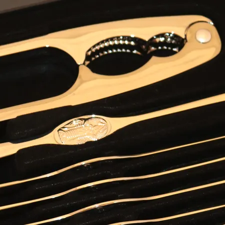 Skalldyrsett i 7 deler (6 skalldyrgafler og 1 knekker), Hardangerbestikk, fremstår som nytt Kontakt Lånekontoret for frakt