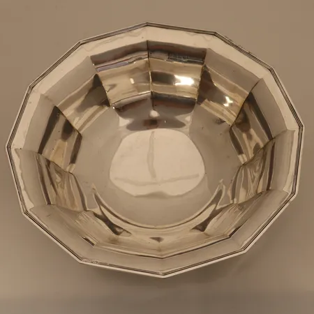 Sølvskål, høyde 10cm, øvre diameter 24,5cm, gravert, 830S Vekt: 512,1 g Kontakt Lånekontoret for frakt