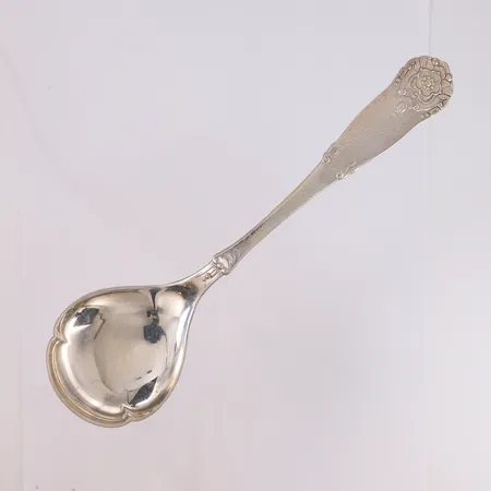 Serveringsskje Hardanger, lengde 21,1cm, 830S Vekt: 49,1 g Kontakt Lånekontoret for frakt