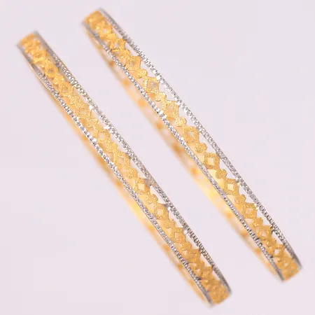 2 armringer, ø61mm, bredde 5mm, 22K Vekt: 15,9 g Kontakt Lånekontoret for frakt