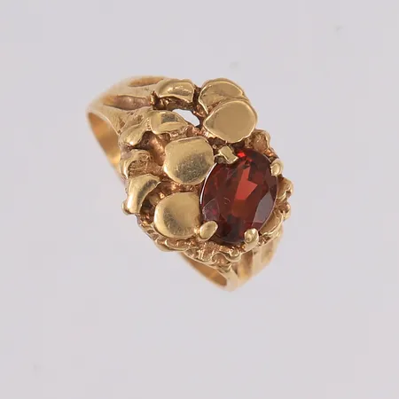 Ring med rødbrun sten, ø18,2mm, bredde 3- 13,9mm, 14K Vekt: 8 g Kontakt Lånekontoret for frakt