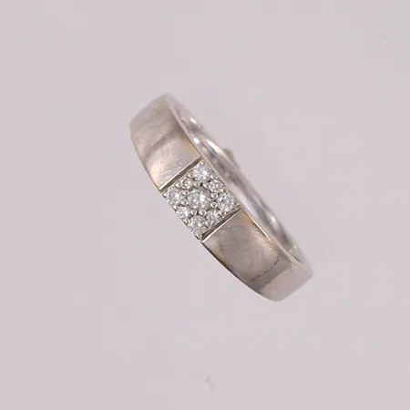 Ring med diamanter (1 x ca. 0,03ct og 4 x ca. 0,02ct og 4 x ca. 0,01ct), ø17,4mm, bredde 2,5- 4,9mm, hvitt gull, 14K Vekt: 3,4 g