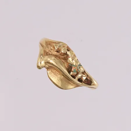 Ring, ø17,3mm, bredde 1,8- 9,8mm, noe grønnfarge på mønster, 14K Vekt: 3 g Kontakt Lånekontoret for frakt