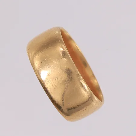 Ring, ø16mm, bredde 8mm, gravert, 14K Vekt: 7,2 g Kontakt Lånekontoret for frakt