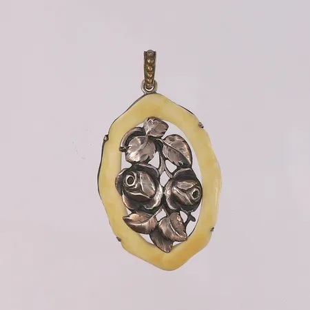 Anheng med elfenben (eller lignende ben), 55x31mm, 925S Vekt: 8 g Kontakt Lånekontoret for frakt