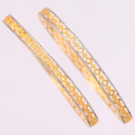 2 armringer, ø61mm, bredde 5mm, 22K Vekt: 15,8 g Kontakt Lånekontoret for frakt