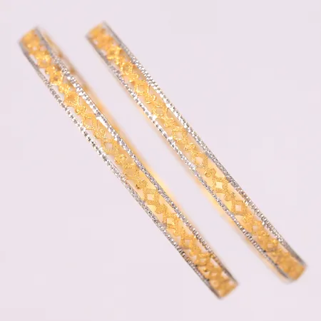 2 armringer (den ene er noe bøyd), ø61mm, bredde 5mm, 22K Vekt: 16 g Kontakt Lånekontoret for frakt