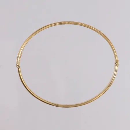 Armring, oval, kan åpnes, 60x51mm, bredde 3,9mm, noe bulkete, 14K Vekt: 5,4 g Kontakt Lånekontoret for frakt
