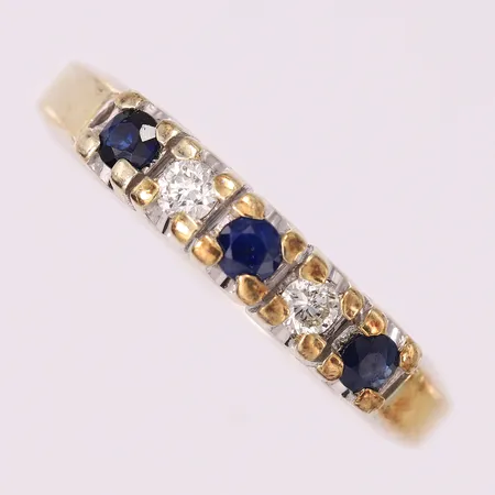 Ring med diamanter (2 x ca. 0,05ct) og 3 safirer, ø17mm, bredde 3-4mm, 14K Vekt: 4,8 g Kontakt Lånekontoret for frakt