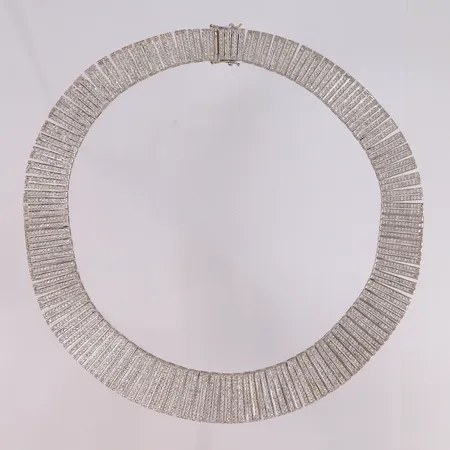Halssmykke med diamanter (omtrentlig 1800 stk á ca. 0,01ct), lengde ca. 38cm, bredde 13,2- 20,6mm, én sten mangler, hvitt gull, 18K, bruttovekt 103,4g Vekt: 0 g Kontakt Lånekontoret for frakt