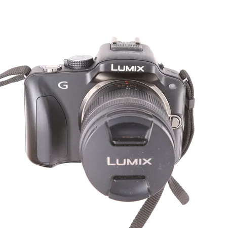 Digitalt kamera Panasonic Lumix DMC-G3, snr: WE1HA001068 med objektiv Lumix, snr: H-FS014042, G VARIO 1:3.5-5.6/14-42 ASPH. ø52mm MEGA O.I.S., 0.3m/1ft-, med Lowepro softbag og lader Vekt: 0 g Kontakt Lånekontoret for frakt
