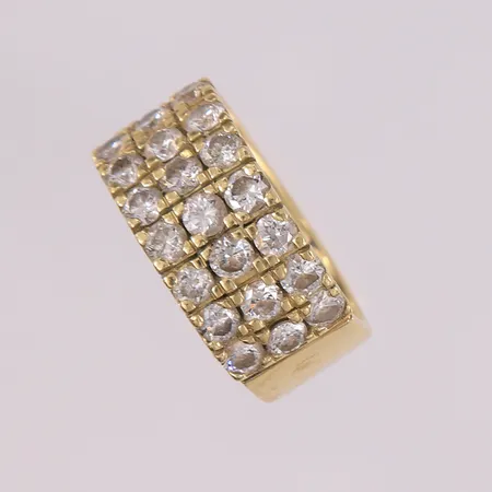 Alliansering (3-raders) med 21 briljantslipte diamanter (totalt 3,15ct iht. gravering, W-P), ø20mm, bredde 9,8- 10,9mm, 14K, assuransetakst fra oktober 2023 medfølger Vekt: 13,9 g Kontakt Lånekontoret for frakt