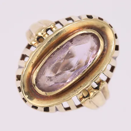 Ring med lilla sten, ø17mm, bredde 3- 21mm, 14K Vekt: 6,3 g Kontakt Lånekontoret for frakt
