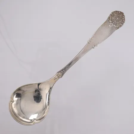 Serveringsskje Hardanger, lengde 21,1cm, 830S Vekt: 48,8 g Kontakt Lånekontoret for frakt