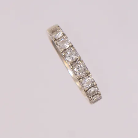 Alliansering med briljantslipte diamanter (7 x ca. 0,07ct, W / SI), ø16,3mm, bredde 2,7- 3,3mm, gravert, 14K, med kvalitetsbevis Vekt: 2,7 g Kontakt Lånekontoret for frakt