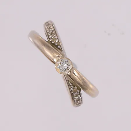 Ring med 13 diamanter (totalt 0,28ct iht. gravering, hoveddiamanten er ca. 0,16ct), Thune, ø16,3mm, bredde 2,3- 6,8mm, 14K Vekt: 4 g Kontakt Lånekontoret for frakt