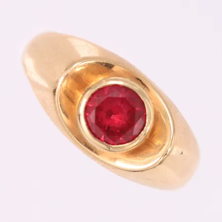 Ring med rød sten, ø16,5mm, bredde 2-9mm, 14K Vekt: 2,3 g Kontakt Lånekontoret for frakt