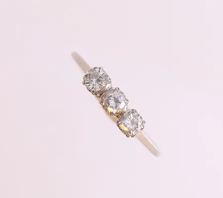 Ring med diamanter (3 x ca. 0,16ct), ø18,5mm, bredde 1- 4mm, hvitt gull, 14K Vekt: 2,1 g Kontakt Lånekontoret for frakt