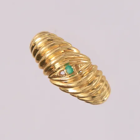 Ring med grønn sten, ø16,7mm, bredde 2,7mm, to stener mangler, 18K Vekt: 3,3 g Kontakt Lånekontoret for frakt