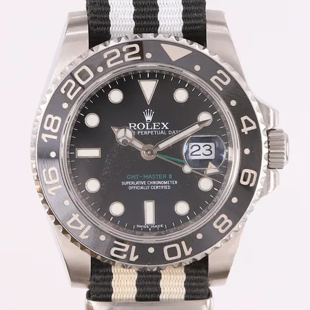 Rolex GMT-Master II, ref 116710LN, snr. Q338D803, boettnr. 2350, cal. 3186, urverk 8227W514, ø40mm, stål, automatisk, safirglass, dato, Natoreim, stål-lenke med to ekstra lenkeledd, service utført i år 2018, med manual, boks og sertifikat (kjøpt Hellas 19.07.2014) Kontakt Lånekontoret for frakt