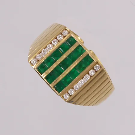 Ring med diamanter (14 x ca. 0,01ct) og grønne stener (trolig smaragder), ø20,2mm, bredde 3,6- 12,5mm, OBS! De fleste av de grønne stenene har skader, 18K, bruttovekt 8,5g Vekt: 0 g Kontakt Lånekontoret for frakt