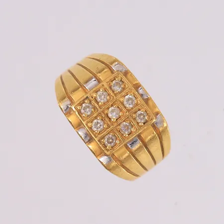 Ring med blanke stener, ø19,8mm, bredde 3,3- 13,9mm, 22K Vekt: 9,8 g Kontakt Lånekontoret for frakt