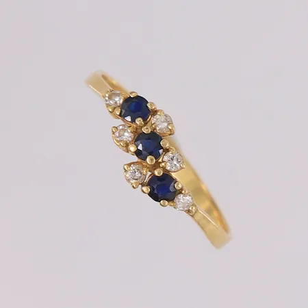 Ring med diamanter (6 x ca. 0,02ct) og 3 safirer, ø18mm, bredde 2,3- 6,2mm, 14K Vekt: 1,7 g Kontakt Lånekontoret for frakt