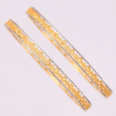 2 armringer, to-fargede, ø61mm, bredde 5mm, 22K Vekt: 16 g Kontakt Lånekontoret for frakt