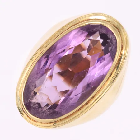 Ring med ametyst, ø17,3mm, bredde 5- 28mm, 14K Vekt: 13,4 g Kontakt Lånekontoret for frakt