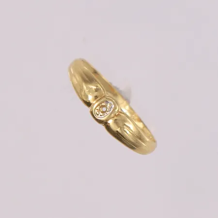 Ring, ø15,2mm, bredde 1,3- 4mm, én sten mangler, 14K Vekt: 0,8 g Kontakt Lånekontoret for frakt