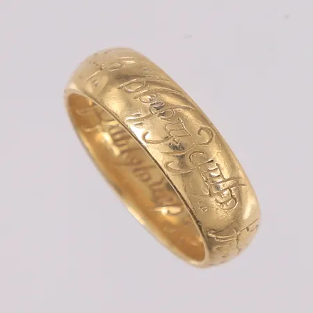 Ring "Lord of the Rings", ø18,7mm, bredde 6,5mm, gravering på Tolkiens skriftspråk Tengwar, 14K Vekt: 8 g Kontakt Lånekontoret for frakt