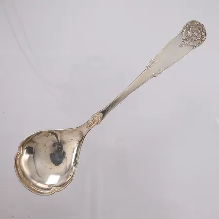 Serveringsskje Hardanger, lengde 22,3cm, 830S Vekt: 66,2 g Kontakt Lånekontoret for frakt