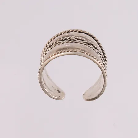 Ring åpen, ø18mm, bredde 9- 23,5mm, noe bulkete, 830S Vekt: 5,7 g Kontakt Lånekontoret for frakt