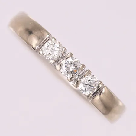 Ring med diamanter (3 x ca. 0,15ct), ø17mm, bredde 3mm, hvitt gull, 14K Vekt: 4,4 g Kontakt Lånekontoret for frakt