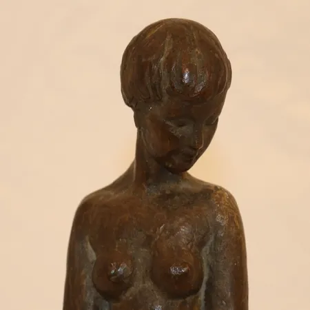 Skulptur, stående kvinneakt av Arne Durban i bronse, høyde 35 cm, diameter ca. 8cm, vekt 4413g Vekt: 0 g Kontakt Lånekontoret for frakt