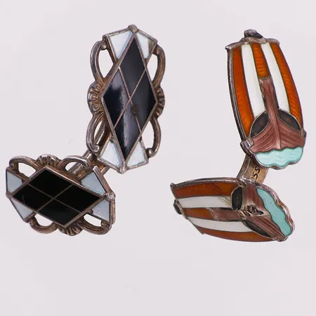 En mansjettknapp med emalje, gravert, 925S Vekt: 8,7 g Kontakt Lånekontoret for frakt