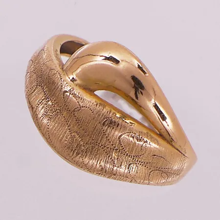 Ring, ø17,2, bredde 1,8-12,3mm, 21K Vekt: 2,8 g Kontakt Lånekontoret for frakt