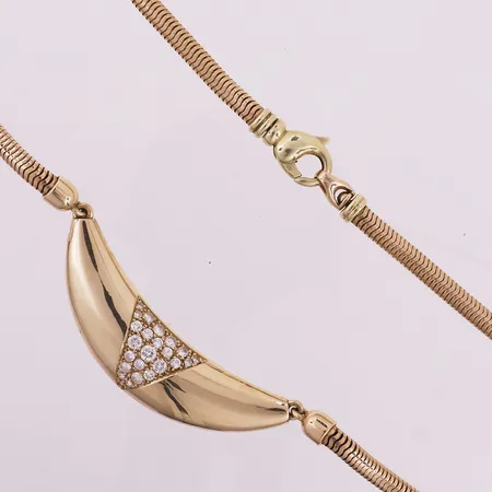 Halssmykke med diamanter, 6 x ca 0,03ct, 10 x ca 0,07ct, 2 x ca 0,10ct, 4 x ca 0,16ct, 1 x ca 0,23ct, 1 klare sten, lengde 40,5cm, bredde 5-18mm, 14K Vekt: 65,4 g Kontakt Lånekontoret for frakt