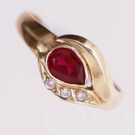 Ring med rød og klare stener, ø19,5mm, bredde 2,5-10,3mm, 14K Vekt: 2,4 g Kontakt Lånekontoret for frakt