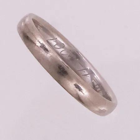 Ring, ø 18,4mm, bredde 3mm, hvitt gull, gravert, 14K Vekt: 3,3 g Kontakt Lånekontoret for frakt