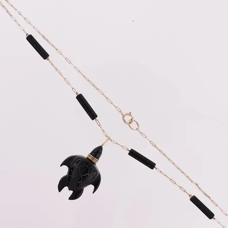 Halskjede med anheng, Bernard K Passman, sort korall, lengde 47cm, kjedebredde 1,3mm, anheng 22,3x32,2mm, noen krakeleringer, 14K Vekt: 5,8 g Kontakt Lånekontoret for frakt