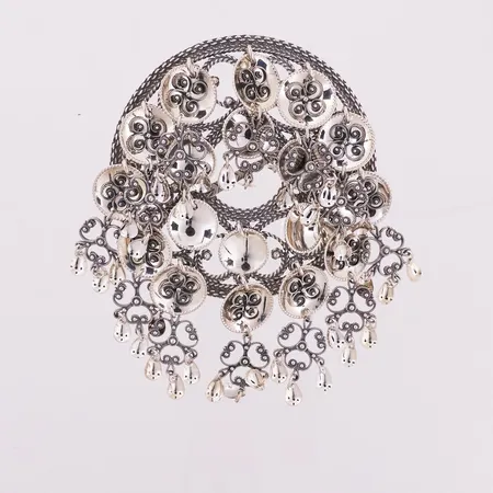 Brystsølje med filigran i løv, oksidert, ø72,5mm, Rogalandsbunad, 830S Vekt: 70,6 g Kontakt Lånekontoret for frakt